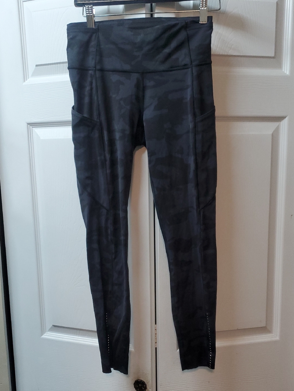 LULULEMON SIZE 6 High-Waist Black Camo Leggings with Side Pockets